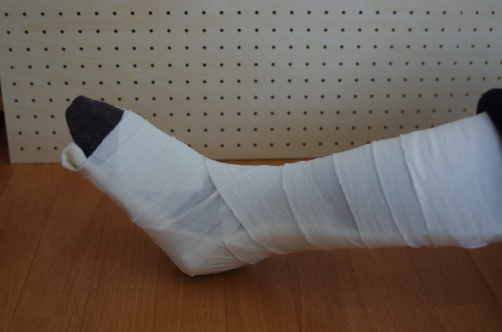足の骨折 寝る時も楽なシーネの固定方法 包帯の巻き方を徹底検証