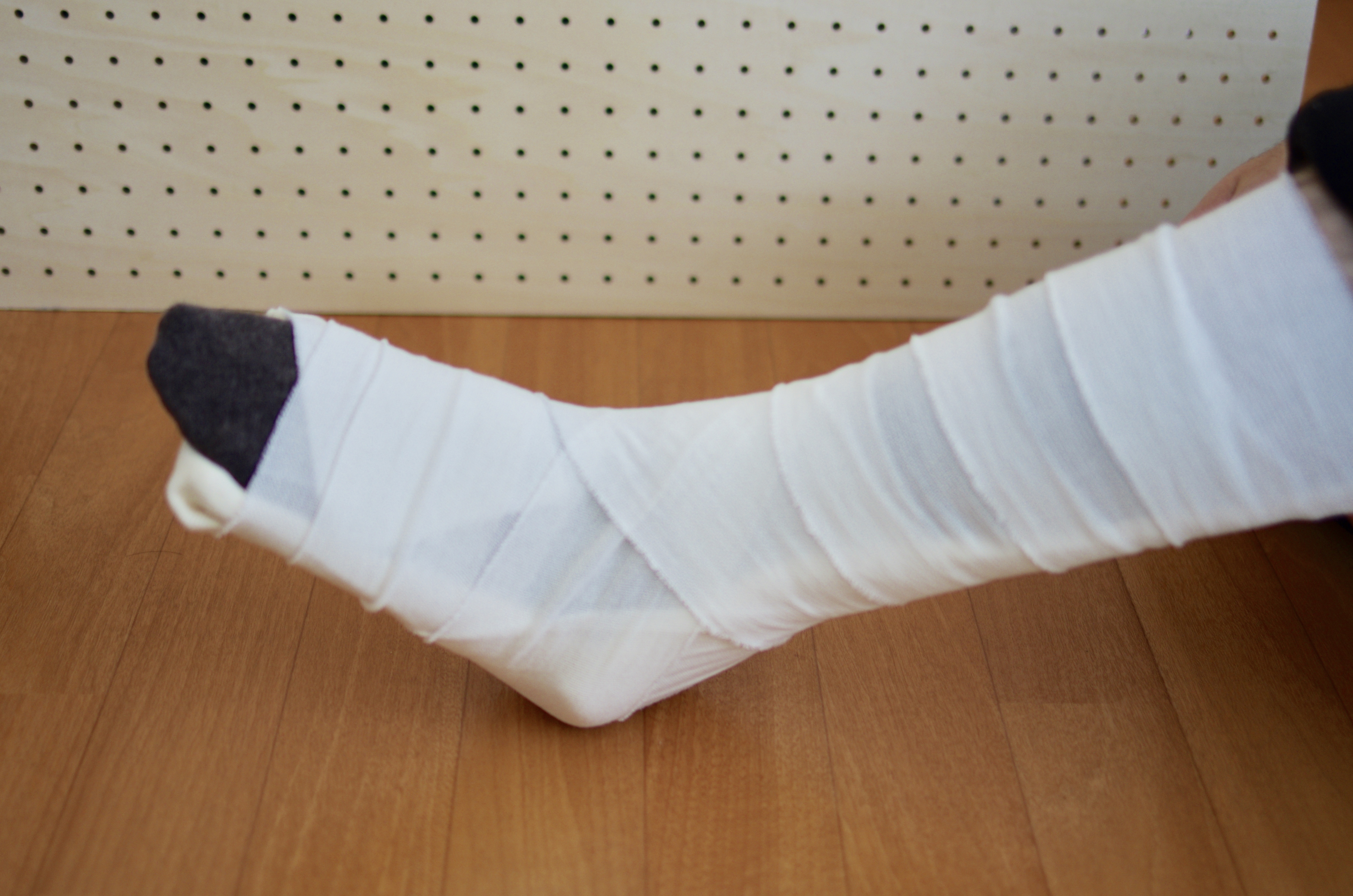 足の骨折【寝る時もラクなシーネの固定方法】包帯の巻き方を徹底検証